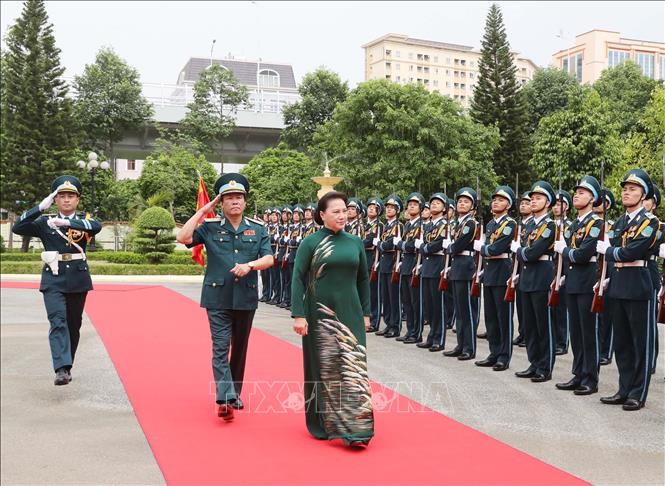 Chủ tịch Quốc hội Nguyễn Thị Kim Ngân duyệt đội danh dự QĐND Việt Nam. Ảnh: Trọng Đức/TTXVN