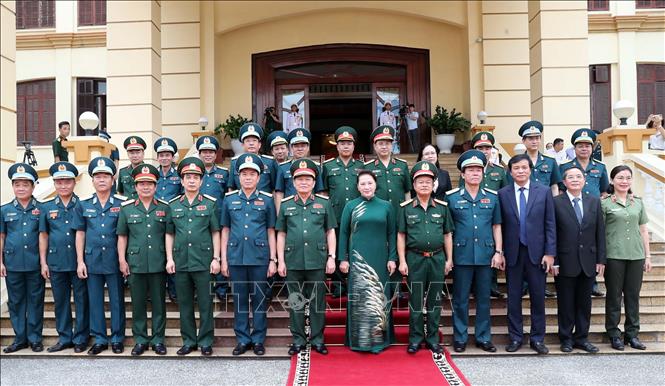 Chủ tịch Quốc hội Nguyễn Thị Kim Ngân cùng Đoàn công tác chụp ảnh lưu niệm với các cán bộ, sý quan chỉ huy của Quân chủng Phòng không - Không quân. Ảnh: Trọng Đức/TTXVN