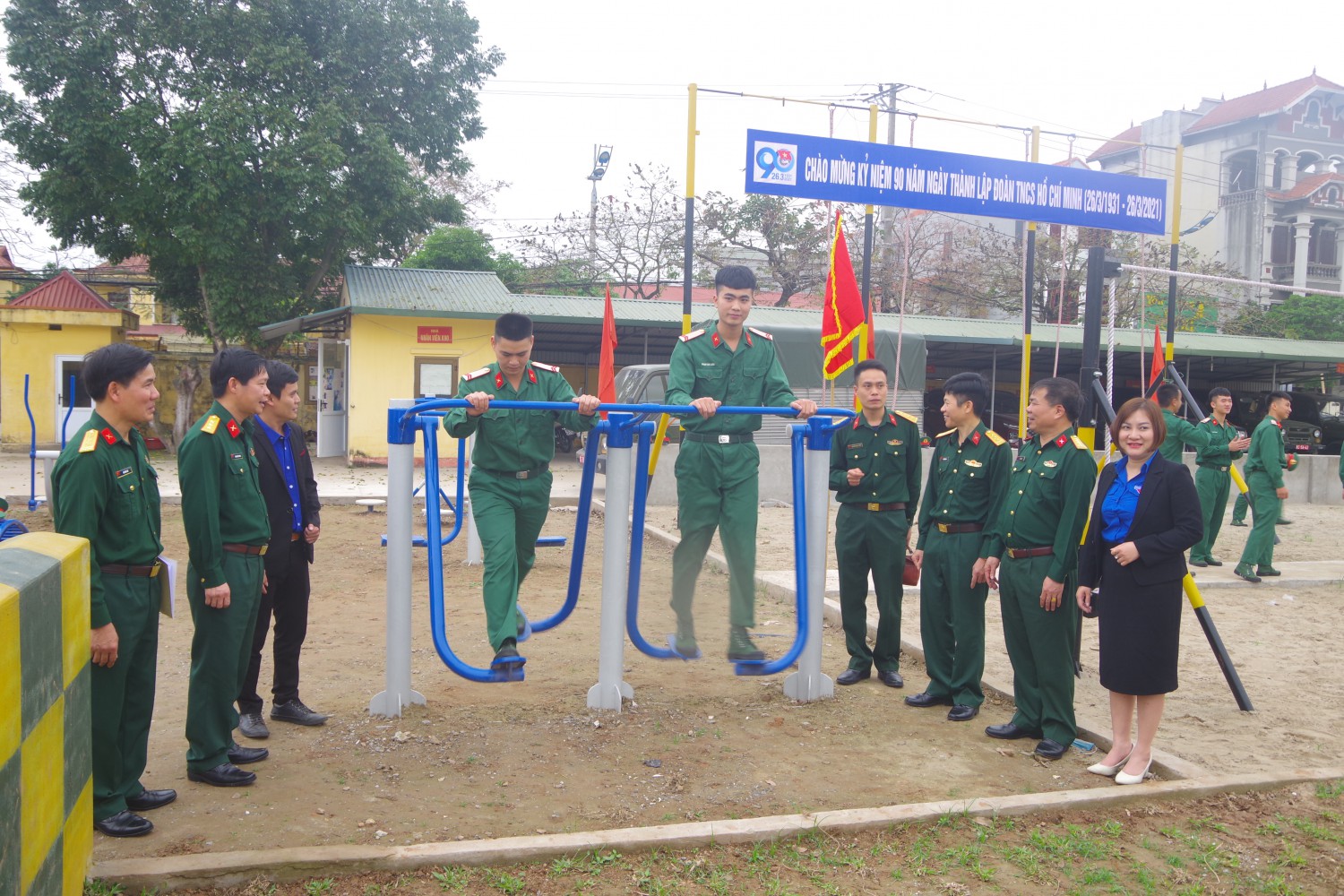 Thủ trưởng Bộ CHQS tỉnh, thủ trưởng phòng công tác quần chúng Cục Chính trị quân khu 3, đại biểu tỉnh đoàn Hà Nam tham quan công trình thanh niên