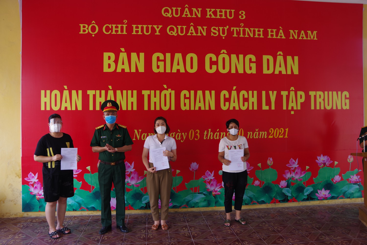 Trao giấy chứng nhận hoàn thành thời gian cách ly tập trung cho công dân tại Khu cách ly Trường Cao đẳng y tế Hà Nam