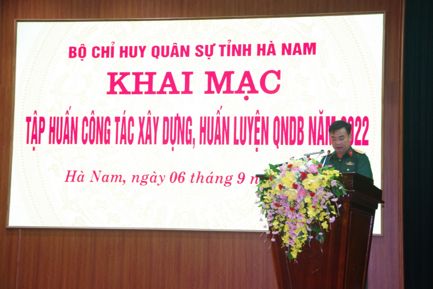 Thượng tá Nguyễn Quốc Ân, Phó Tham mưu trưởng Bộ CHQS tỉnh phát biểu chỉ đạo lớp tập huấn